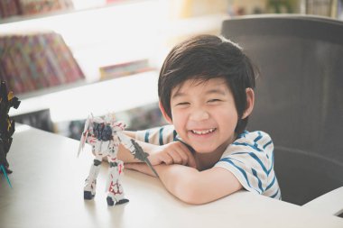 Bangkok, Tayland - 19 Ağustos 2016: Asyalı çocuk Mobile Suit Gundam tek boynuzlu at Hg 1:144 plastik modeli ile