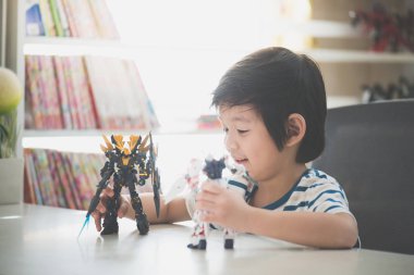 Bangkok, Tayland - 19 Ağustos 2016: Asyalı çocuk Mobile Suit Gundam tek boynuzlu at Hg 1:144 plastik modeli ile