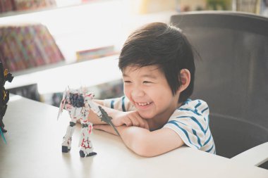 Bangkok, Tayland - 20 Ağustos 2016: Asyalı çocuk Mobile Suit Gundam tek boynuzlu at Hg 1:144 plastik modeli ile