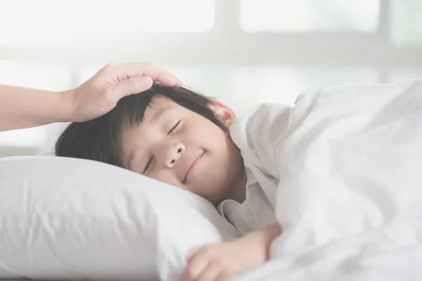 Mignon Asiatique Enfant Dormir Sur Blanc Lit Avec Mère Soins — Photo