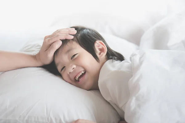 Mignon Asiatique Enfant Dormir Sur Blanc Lit Avec Mère Soins — Photo