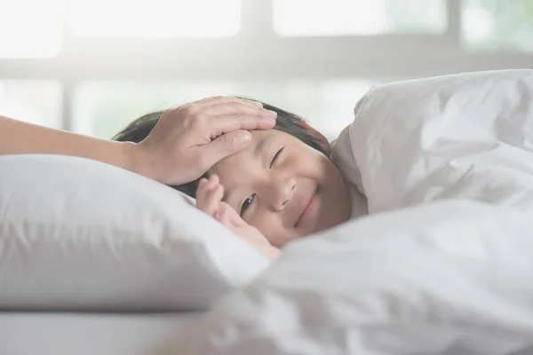 Mignon Asiatique Enfant Dormir Sur Blanc Lit Avec Mère Soins — Photo