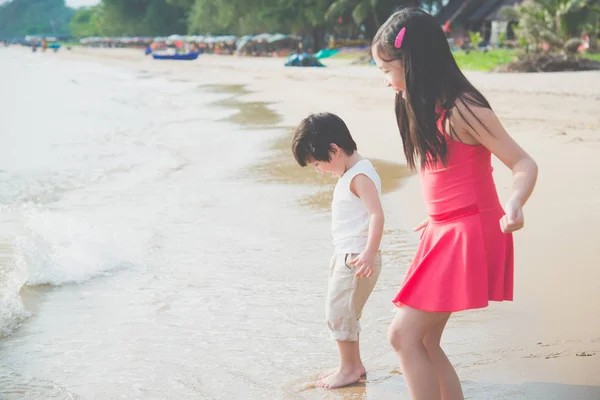 Cute Azjatyckich Dzieci Bawiące Się Plaży — Zdjęcie stockowe