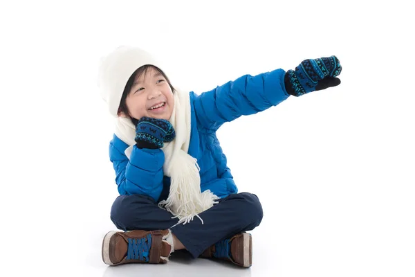 Ευτυχισμένο Παιδί Ασίας Στο Μπλε Χειμωνιάτικα Ρούχα Κάθεται Και Δείχνει — Φωτογραφία Αρχείου