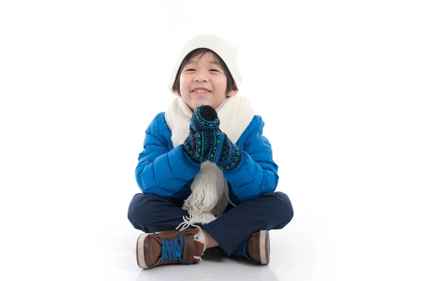 Glückliches Asiatisches Kind Blauer Winterkleidung Sitzt Auf Weißem Hintergrund Isoliert — Stockfoto