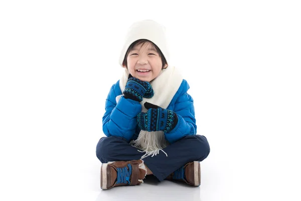 Feliz Asiático Criança Azul Inverno Roupas Sentado Branco Fundo Isolado — Fotografia de Stock