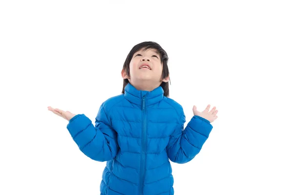Симпатичный Азиатский Ребенок Синей Зимней Одежде Открыть Ладони Белом Фоне — стоковое фото