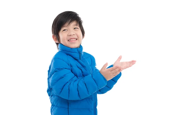 Leuke Aziatische Kind Blauwe Winter Kleding Open Palm Witte Achtergrond — Stockfoto