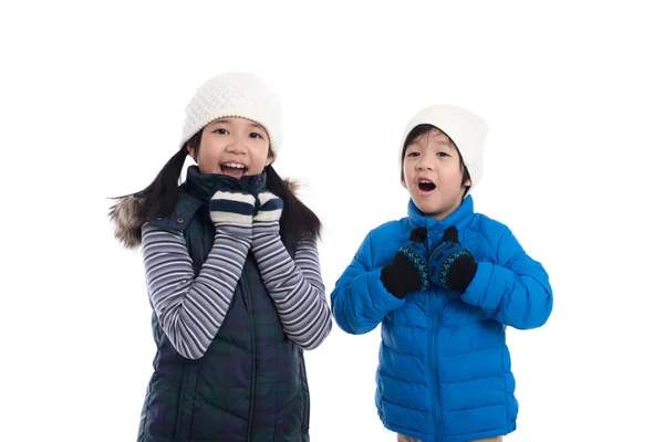 可爱的亚洲儿童在冬天的衣服是惊喜 所以很高兴在白色背景隔离 — 图库照片