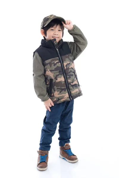 Lyckligt Asiatiska Barn Kamouflage Vinterkläder Stående Vit Bakgrund Isolerade — Stockfoto
