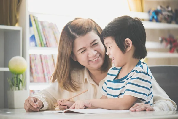 Asya Anne Oğlunu Beyaz Masada Ödev Yardım — Stok fotoğraf