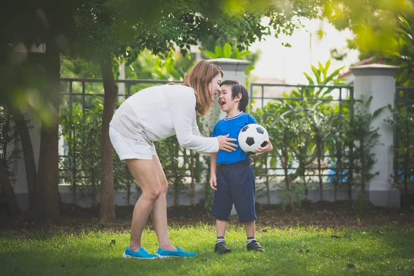 Asiática Madre Hijo Jugando Fútbol Parque Juntos — Foto de Stock