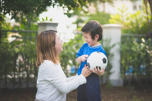 Asiática Madre Hijo Jugando Fútbol Parque Juntos —  Fotos de Stock