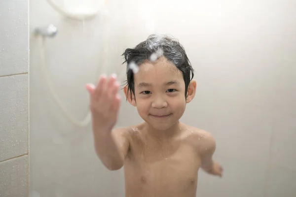 Leuke Aziatische Kind Nemen Van Een Bad Een Badkamer — Stockfoto