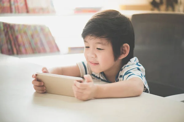 Niño Asiático Feliz Usando Teléfono Móvil Mesa Blanca —  Fotos de Stock