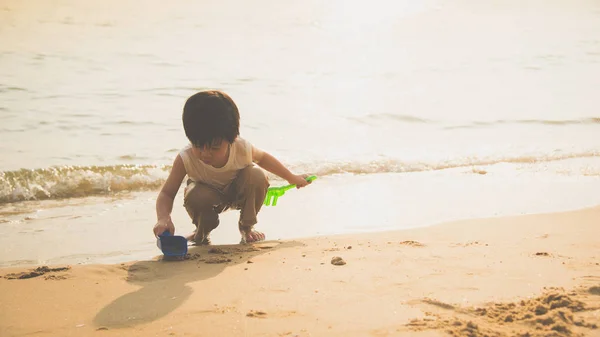 Leuke Aziatische Jongen Spelen Het Strand — Stockfoto