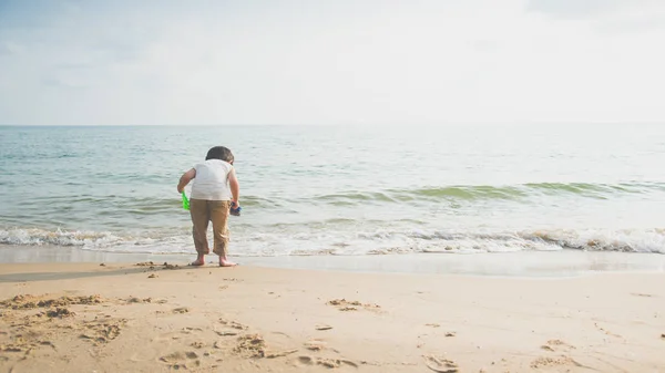 Espalda Lindo Asiático Chico Jugando Playa — Foto de Stock