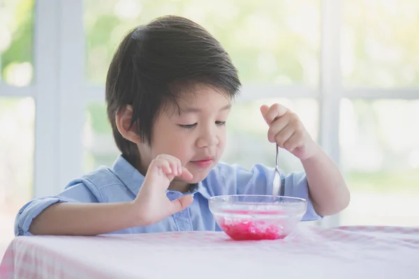 Glada Lilla Asiatiska Barn Äta Rakad Hemma — Stockfoto