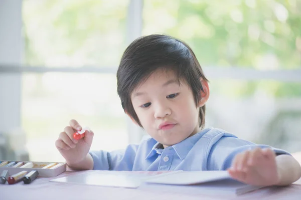 Carino Bambino Asiatico Disegno Con Pastello — Foto Stock