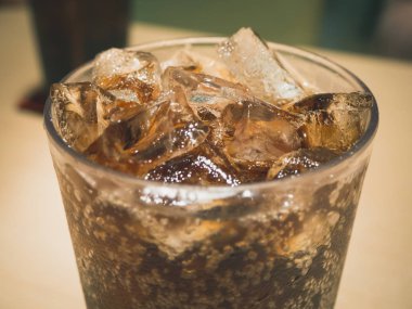 Bir bardak buzlu kola, Soda iç..