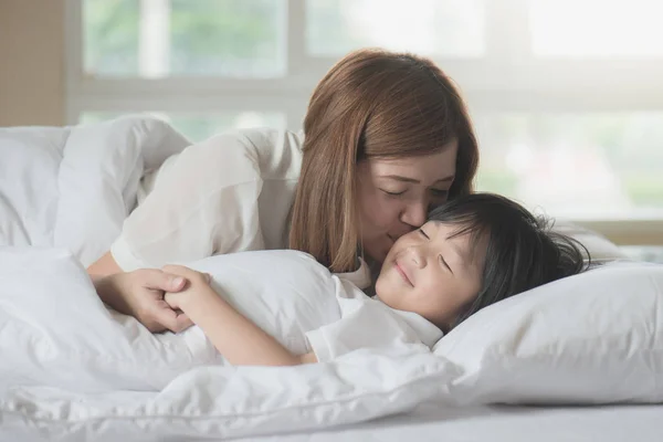 침대에 그녀의 아시아 어머니 — 스톡 사진