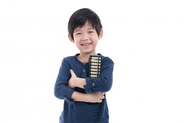 Soroban abaküs izole beyaz arka plan üzerinde tutan şirin Asyalı çocuk
