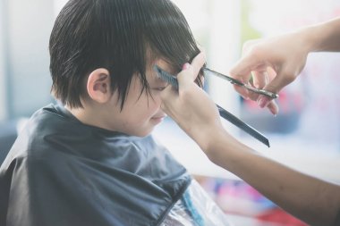 Sevimli Asya çocuk saç kesimi Kuaför salonunda Başlarken