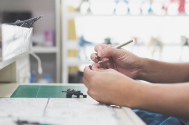 Hobi tarafından kullanımı araç zanaat plastik model ev işi el kadar kapatın