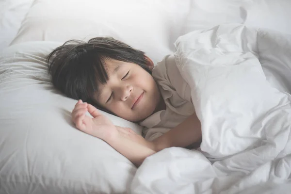 Mignon Asiatique Enfant Sommeil Sur Blanc Lit — Photo