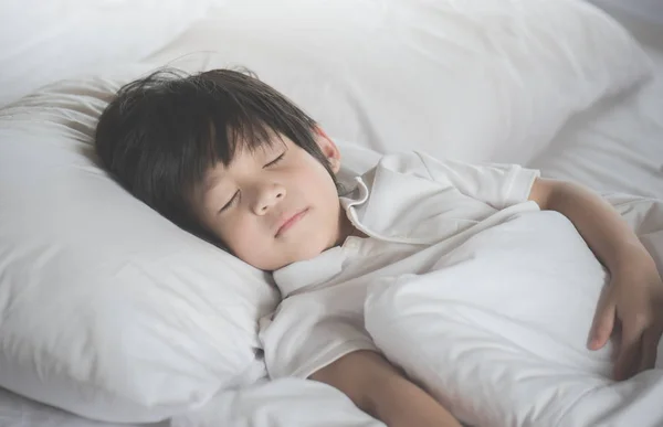 Mignon Asiatique Enfant Sommeil Sur Blanc Lit — Photo