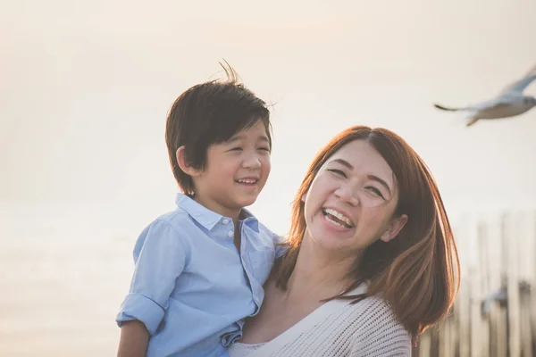 Feliz Asiático Madre Hijo Jugando Playa — Foto de Stock