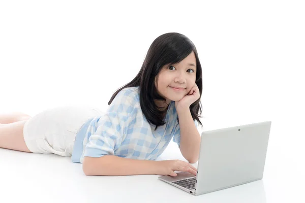 Chica Asiática Feliz Con Ordenador Portátil Aislado Sobre Fondo Blanco —  Fotos de Stock