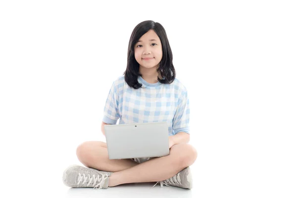 Ευτυχισμένος Κορίτσι Της Ασίας Laptop Απομονώνονται Λευκό Φόντο — Φωτογραφία Αρχείου