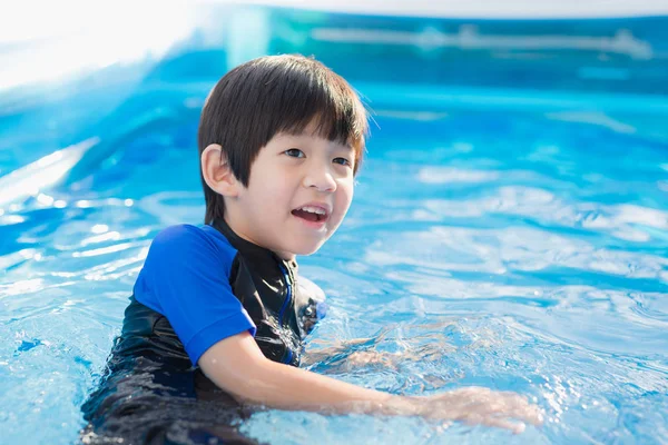 Söt Asiatisk Pojke Simmar Och Spelar Pool — Stockfoto