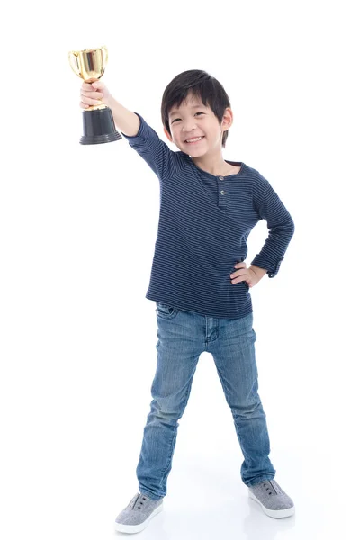 Симпатичный Азиатский Ребенок Держит Трофей Белом Фоне Изолированы — стоковое фото
