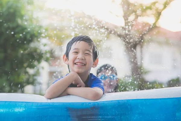 かわいいアジアの少年水泳やプールで遊ぶ — ストック写真