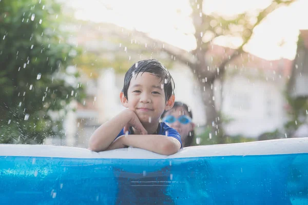 かわいいアジアの少年水泳やプールで遊ぶ — ストック写真