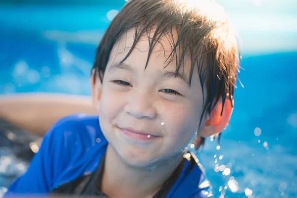 Söt Asiatisk Pojke Simmar Och Spelar Pool — Stockfoto