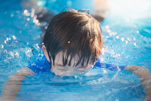 Söt Asiatisk Pojke Simmar Och Spelar Pool — Stockfoto