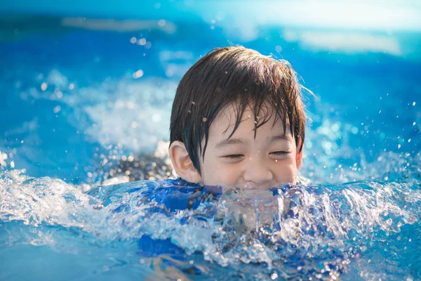 Söt Asiatisk Pojke Simmar Och Spelar Pool — Stockfoto