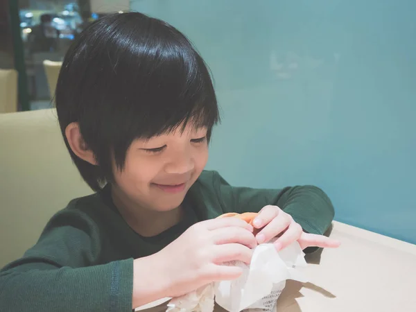 Cute Asian Child Eating Hamburger Restaurant — Stock Photo, Image