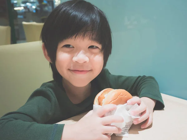 Lindo Niño Asiático Comiendo Una Hamburguesa Restaurante —  Fotos de Stock