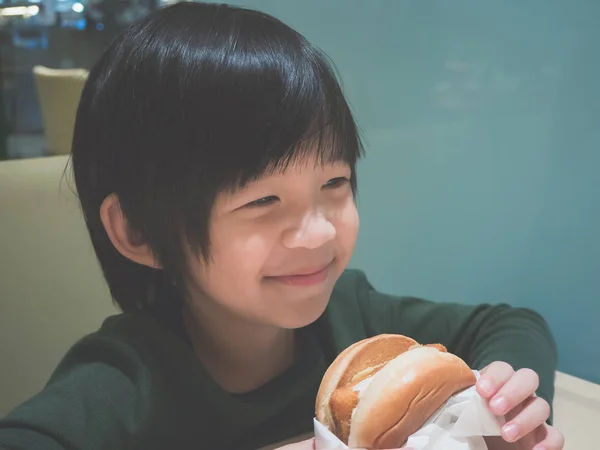 Cute Asian Child Eating Hamburger Restaurant — Stock Photo, Image