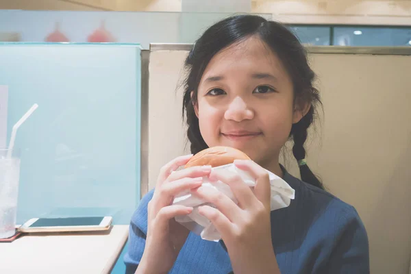 Linda Chica Asiática Comiendo Una Hamburguesa Restaurante — Foto de Stock
