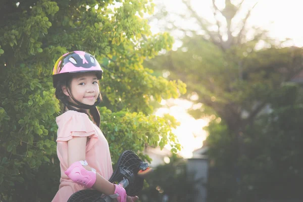 Mooi Aziatisch Meisje Met Skateboard Beschermende Helm — Stockfoto
