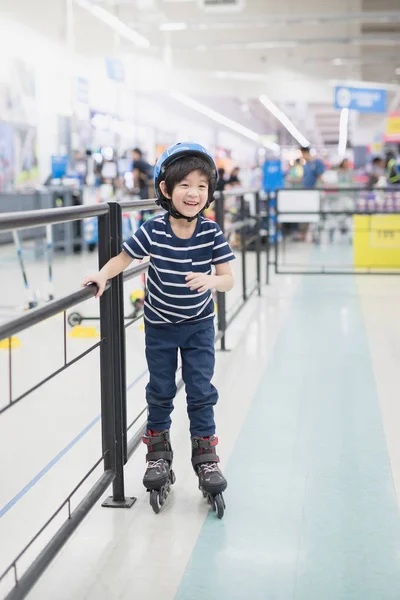 Mignon Asiatique Garçon Apprendre Monter Sur Rollers Garçon Avec Casque — Photo