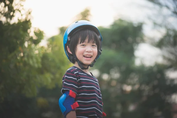 Retrato Niño Feliz Casco Azul Pie Con Fondo Natural — Foto de Stock