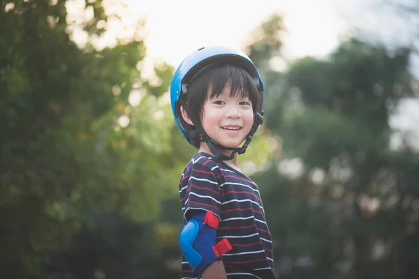 Mavi Kask Ayakta Doğa Arka Plan Ile Mutlu Çocuk Portresi — Stok fotoğraf