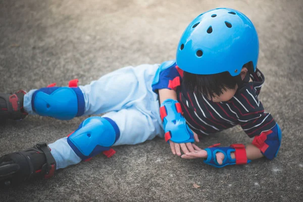 Asiático Niño Cae Encima Mientras Patinando Parque — Foto de Stock