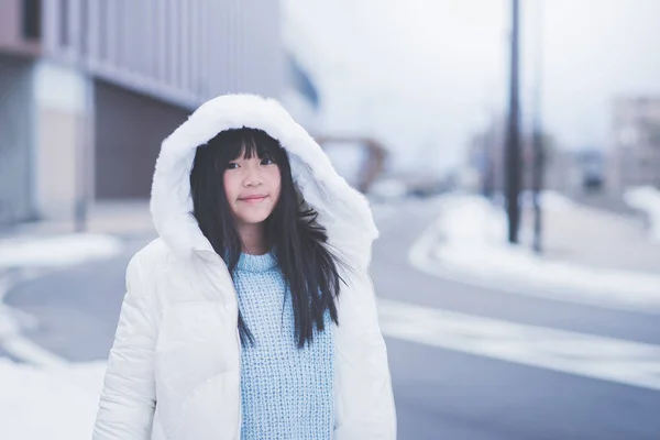 Linda Menina Asiática Acordando Rua Com Fundo Neve — Fotografia de Stock